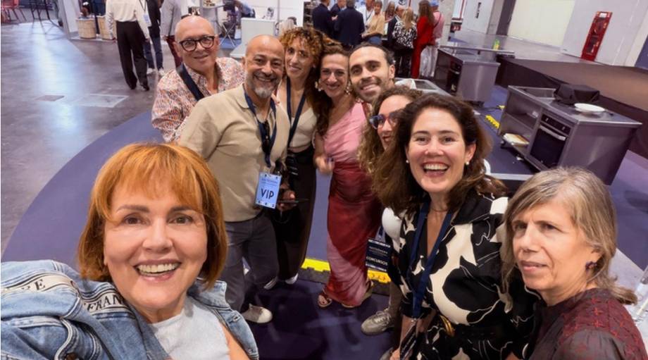 Socias MEG haciéndose un selfi en el backstage de Gastrónoma Valencia 2026.