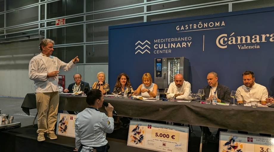 Chef hablando al público junto a un jurado sentado durante el Certamen Nacional de Cocina con Vino 2026.
