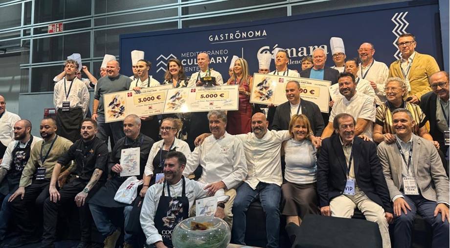 Premiados y jurado posando con cheques de premio del Certamen Nacional de Cocina con Vino 2026.