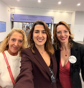Tres mujeres sonrientes haciéndose un selfi en el pasillo de Gastrónoma Valencia 2026.