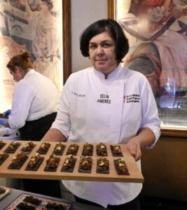 La chef Celia Jiménez, socia de Mujeres en Gastronomía, presenta su atún picante con almendras en Córdoba Califato Gourmet 2026