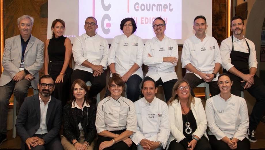 Foto de grupo de chefs participantes en la XI edición de Córdoba Califato Gourmet, entre ellos Eva Millán y Celia Jiménez, socias de Mujeres en Gastronomía