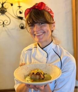 La chef Eva Millán, socia de Mujeres en Gastronomía, muestra su gazpacho verde con porkbelly ibérico en Córdoba Califato Gourmet 2026