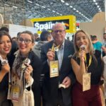 Socias de Mujeres en Gastronomía posan con sus medallas en el pabellón de España de la feria SIAL París 2026