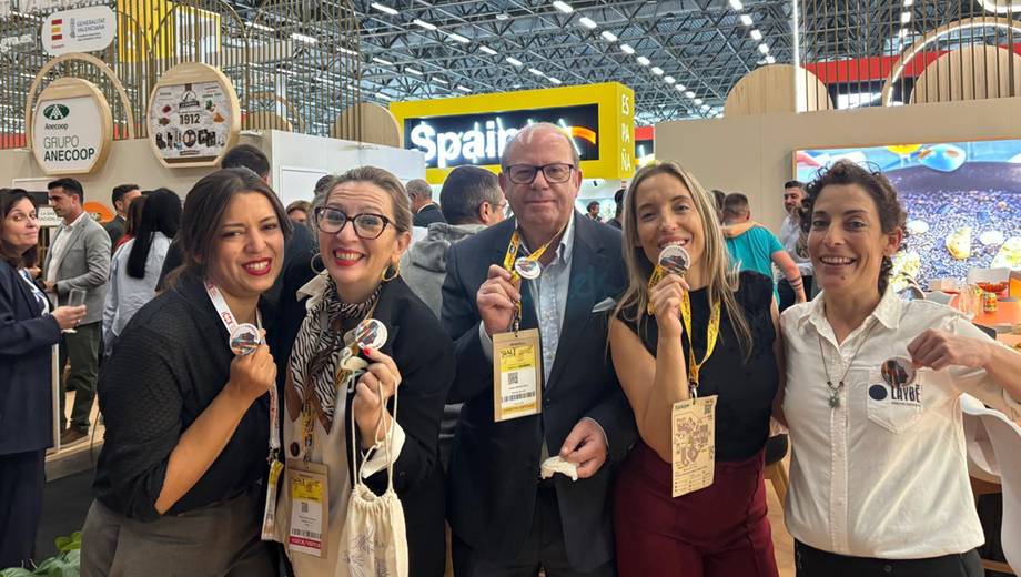 Socias de Mujeres en Gastronomía posan con sus medallas en el pabellón de España de la feria SIAL París 2026